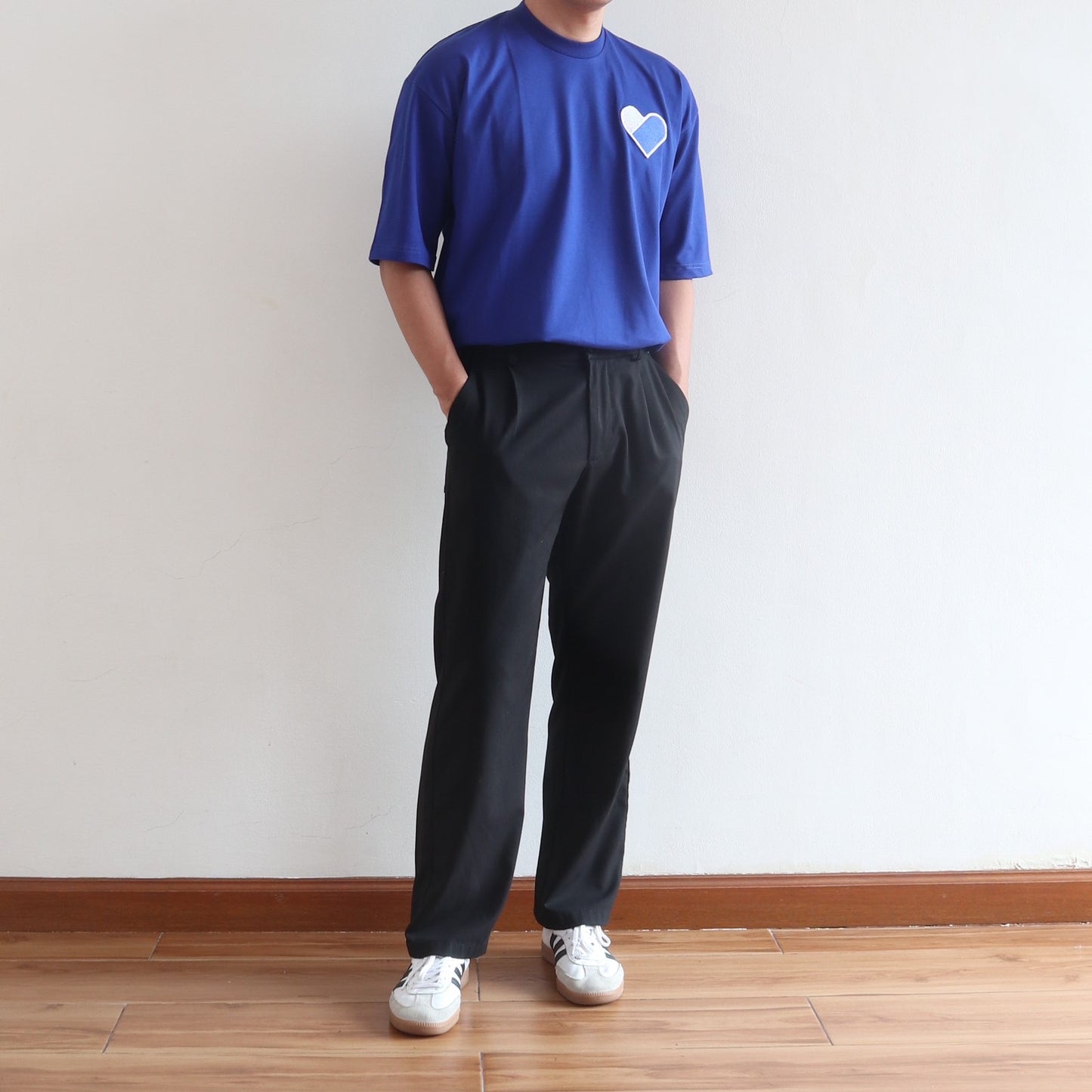 BOX FINGER HEART TEE IN BLUE