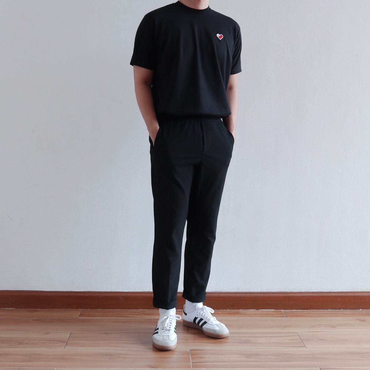 CLASSIC FINGER HEART EMBROIDERED TEE IN BLACK
