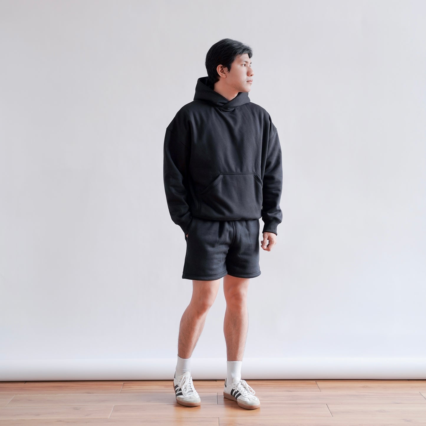 BOX FIT HOODIE IN BLACK