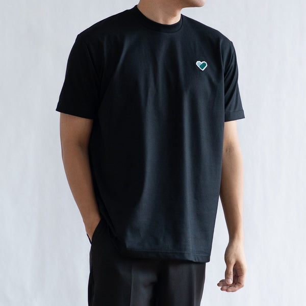 CLASSIC FINGER HEART EMBROIDERED TEE IN BLACK/GREEN