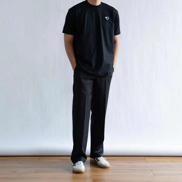 CLASSIC FINGER HEART EMBROIDERED TEE IN BLACK/GREEN