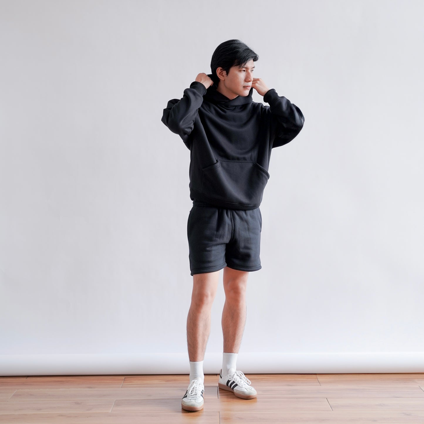 BOX FIT HOODIE IN BLACK