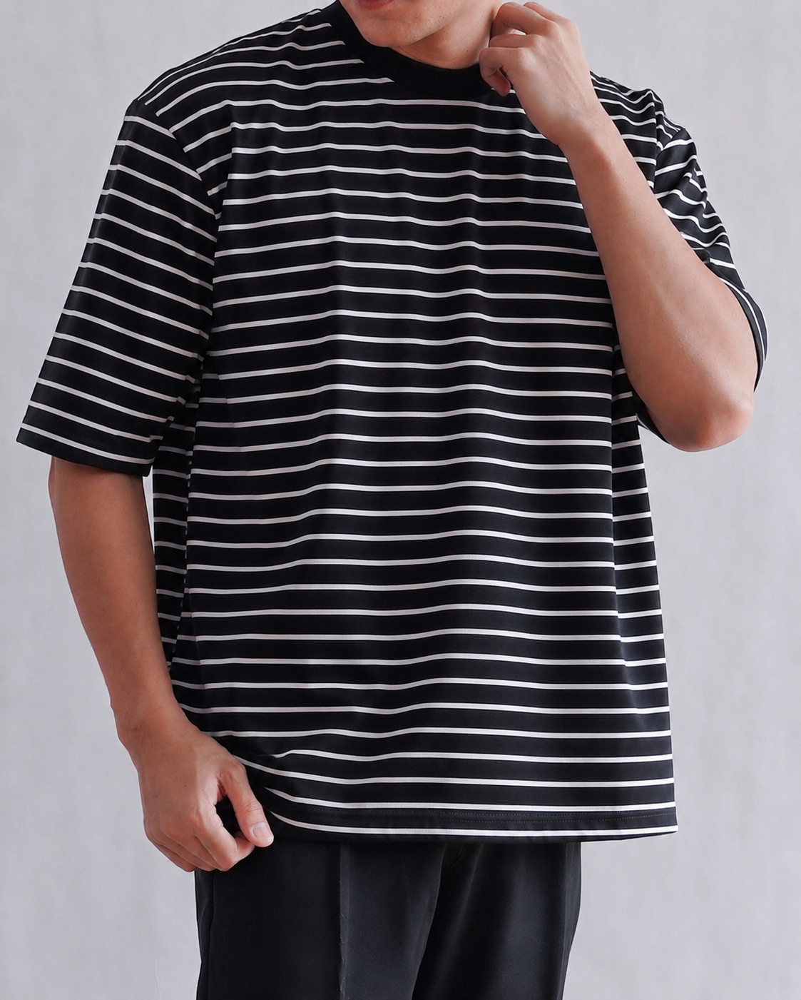 BOX EMBOSSED STRIPED TEE IN BLACK