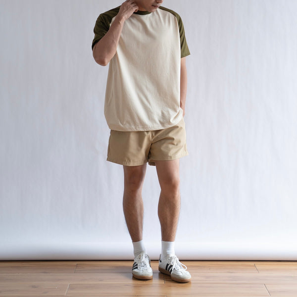CLASSIC RAGLAN TEE IN OFF WHITE/ARMY GREEN