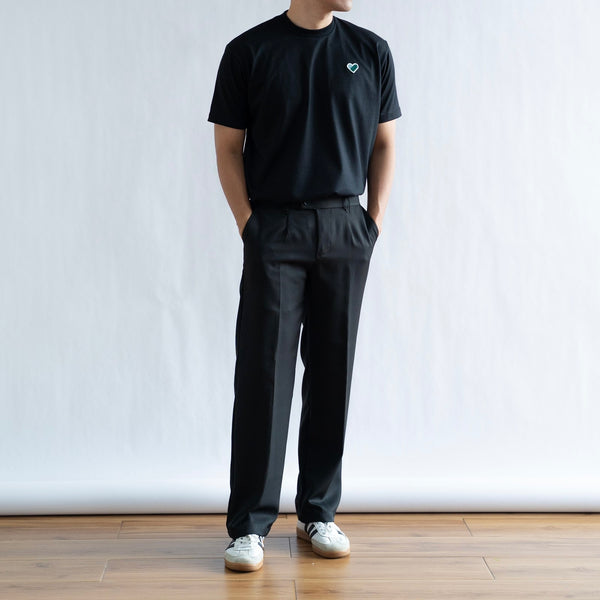 CLASSIC FINGER HEART EMBROIDERED TEE IN BLACK/GREEN