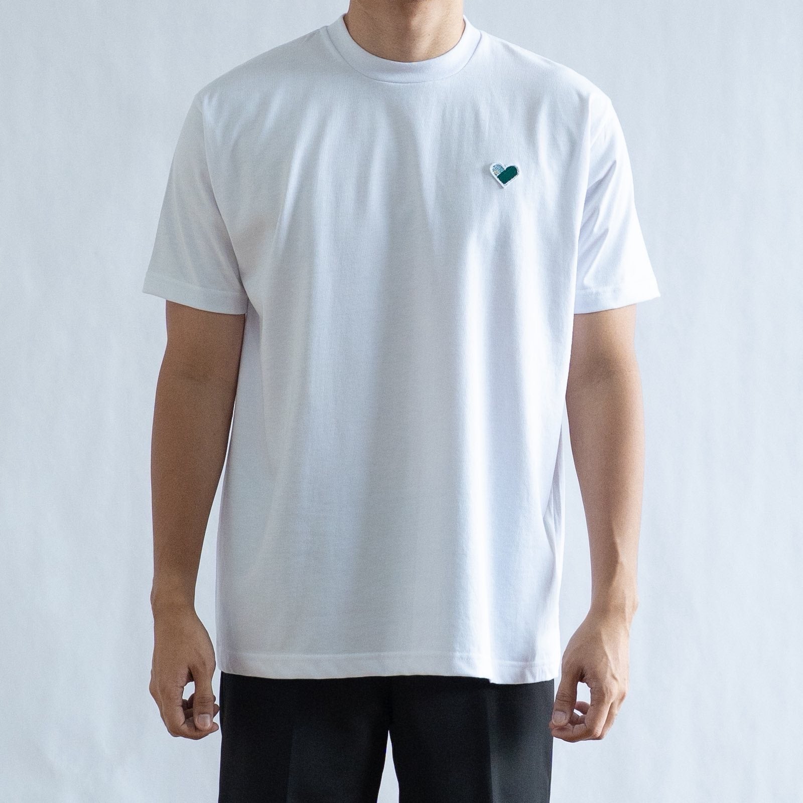 CLASSIC FINGER HEART EMBROIDERED TEE IN WHITE/GREEN