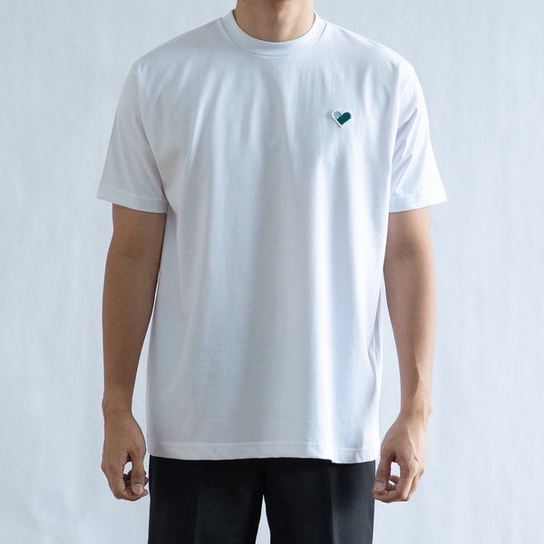 CLASSIC FINGER HEART EMBROIDERED TEE IN WHITE/GREEN