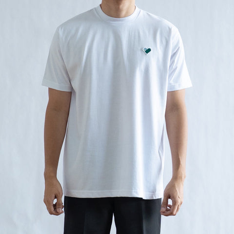CLASSIC FINGER HEART EMBROIDERED TEE IN WHITE/GREEN