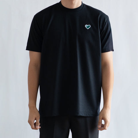 CLASSIC FINGER HEART EMBROIDERED TEE IN BLACK/GREEN