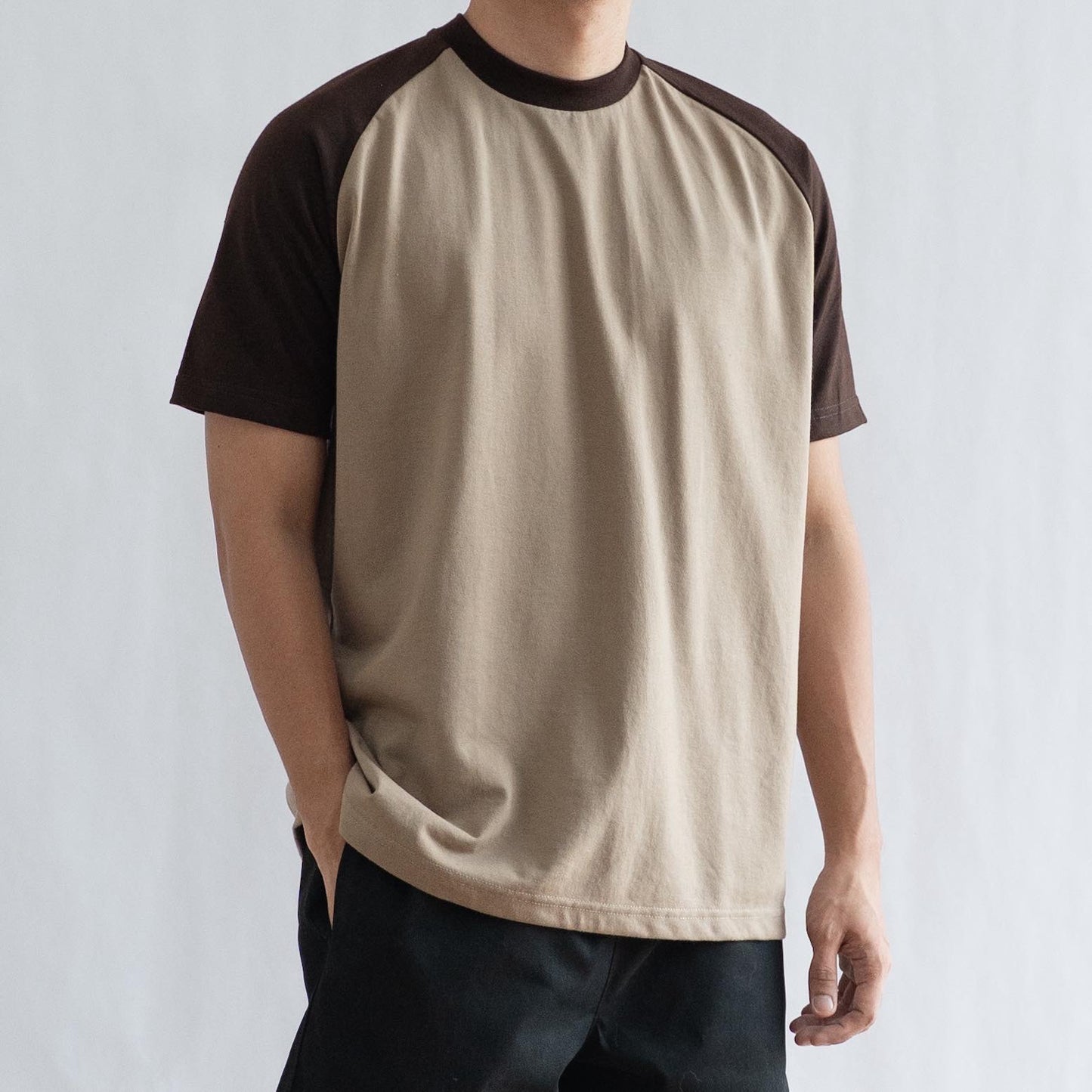 CLASSIC RAGLAN TEE IN MOCHA/DARK BROWN