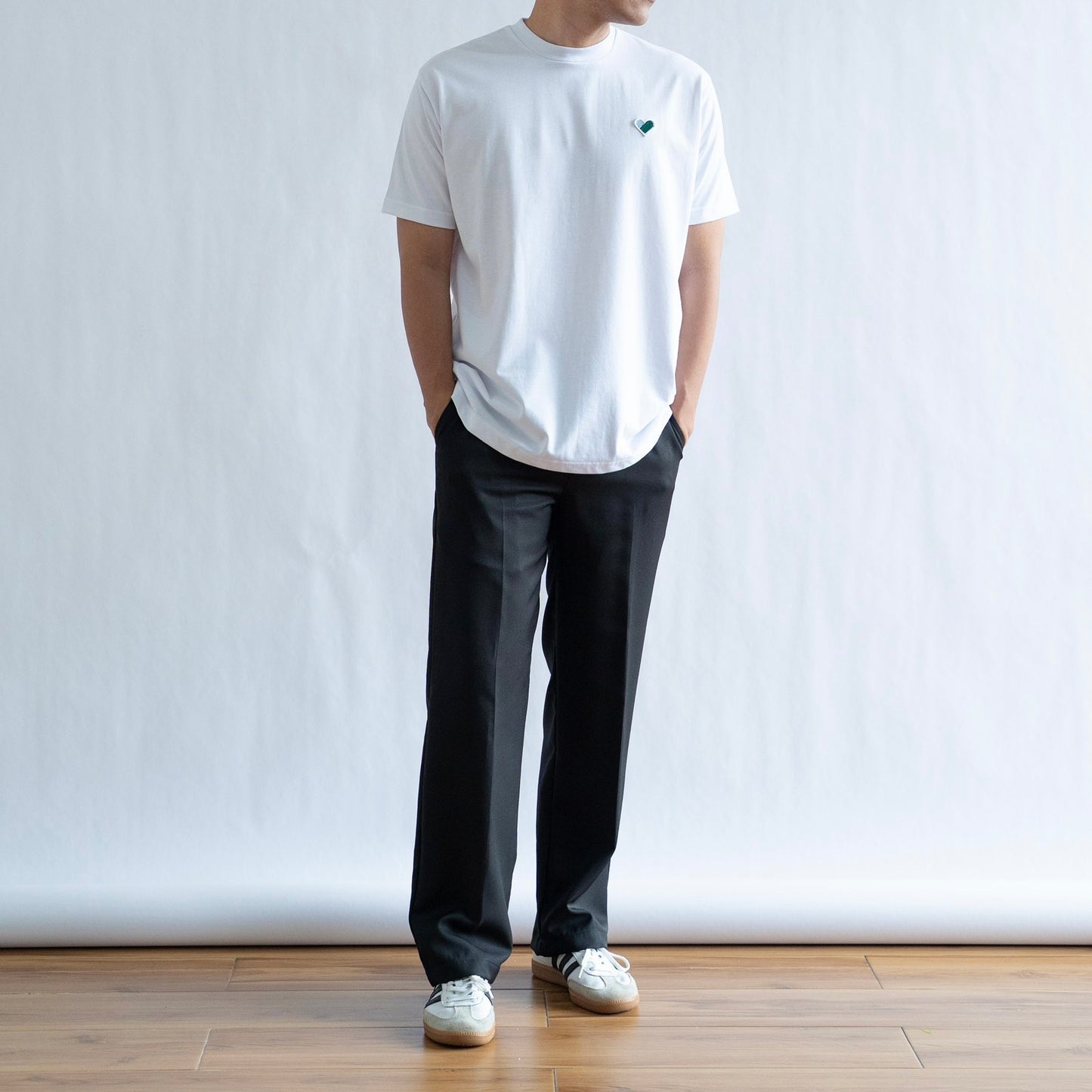 CLASSIC FINGER HEART EMBROIDERED TEE IN WHITE/GREEN