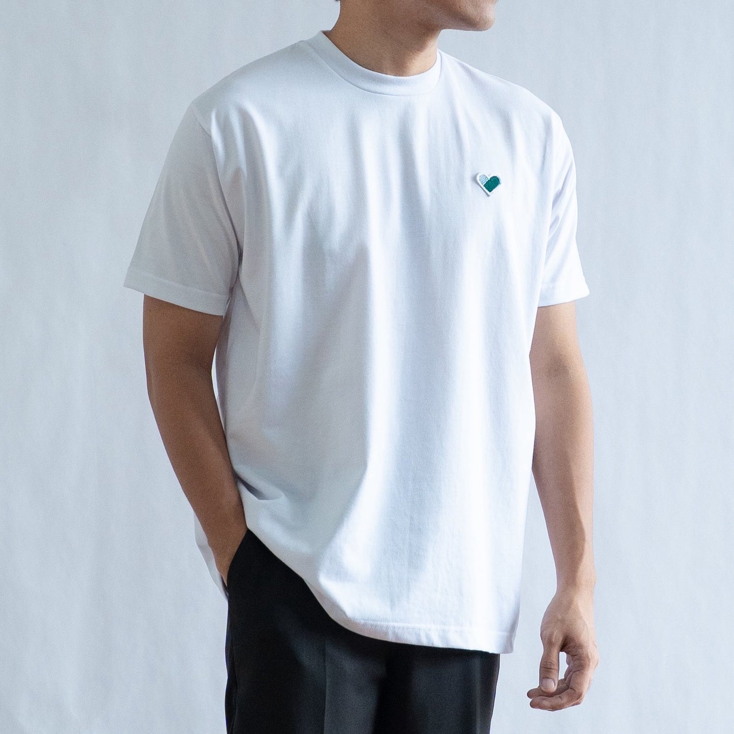 CLASSIC FINGER HEART EMBROIDERED TEE IN WHITE/GREEN