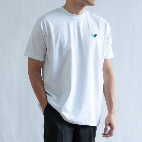 CLASSIC FINGER HEART EMBROIDERED TEE IN WHITE/GREEN