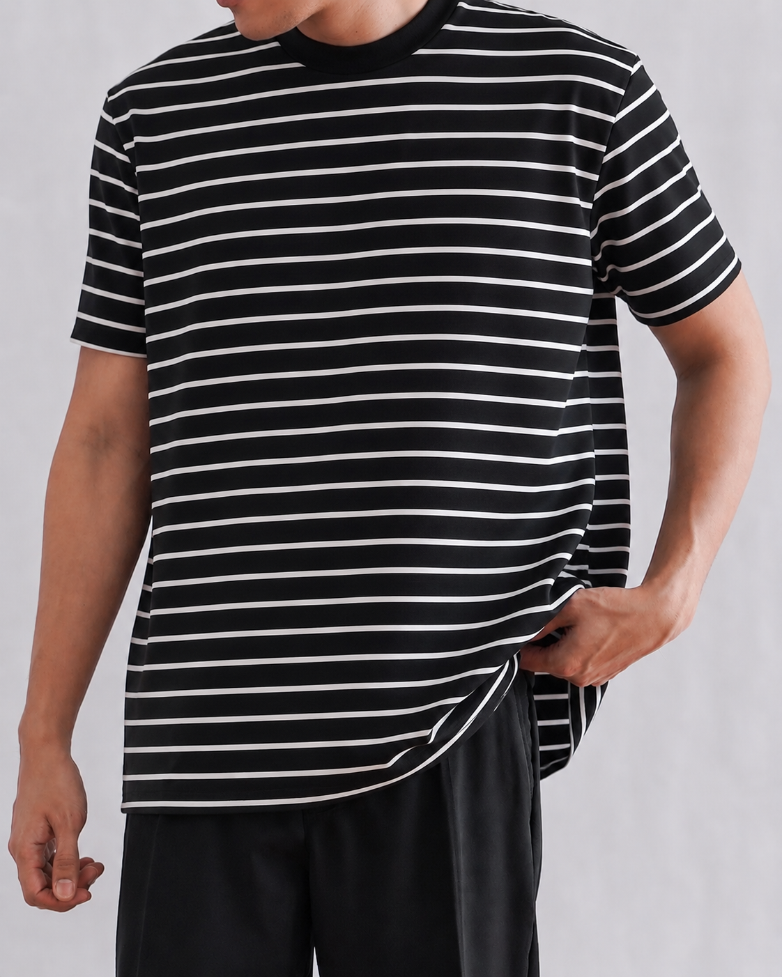 CLASSIC EMBOSSED STRIPED TEE IN BLACK