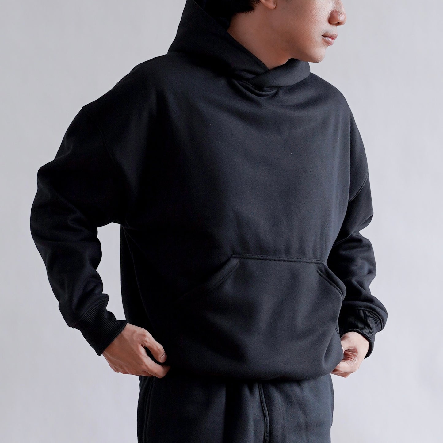 BOX FIT HOODIE IN BLACK