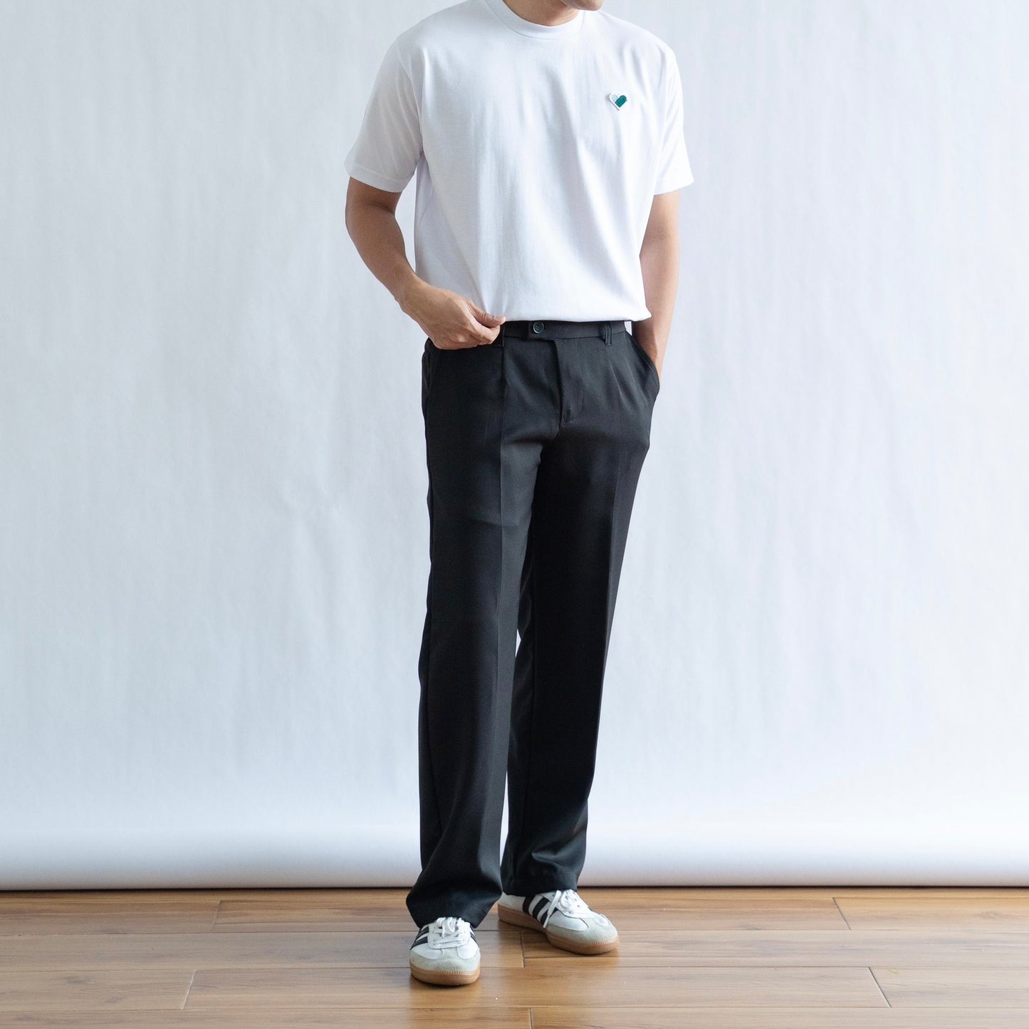 CLASSIC FINGER HEART EMBROIDERED TEE IN WHITE/GREEN