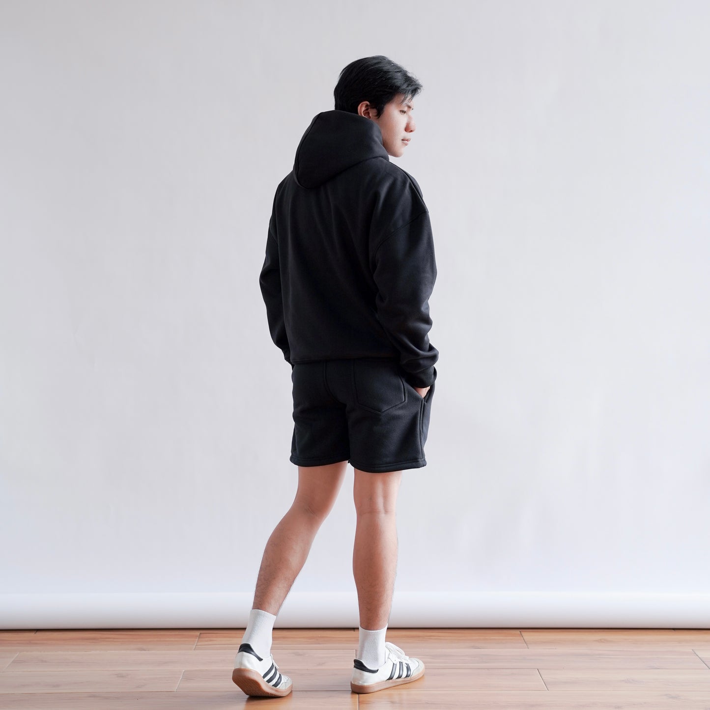 BOX FIT HOODIE IN BLACK