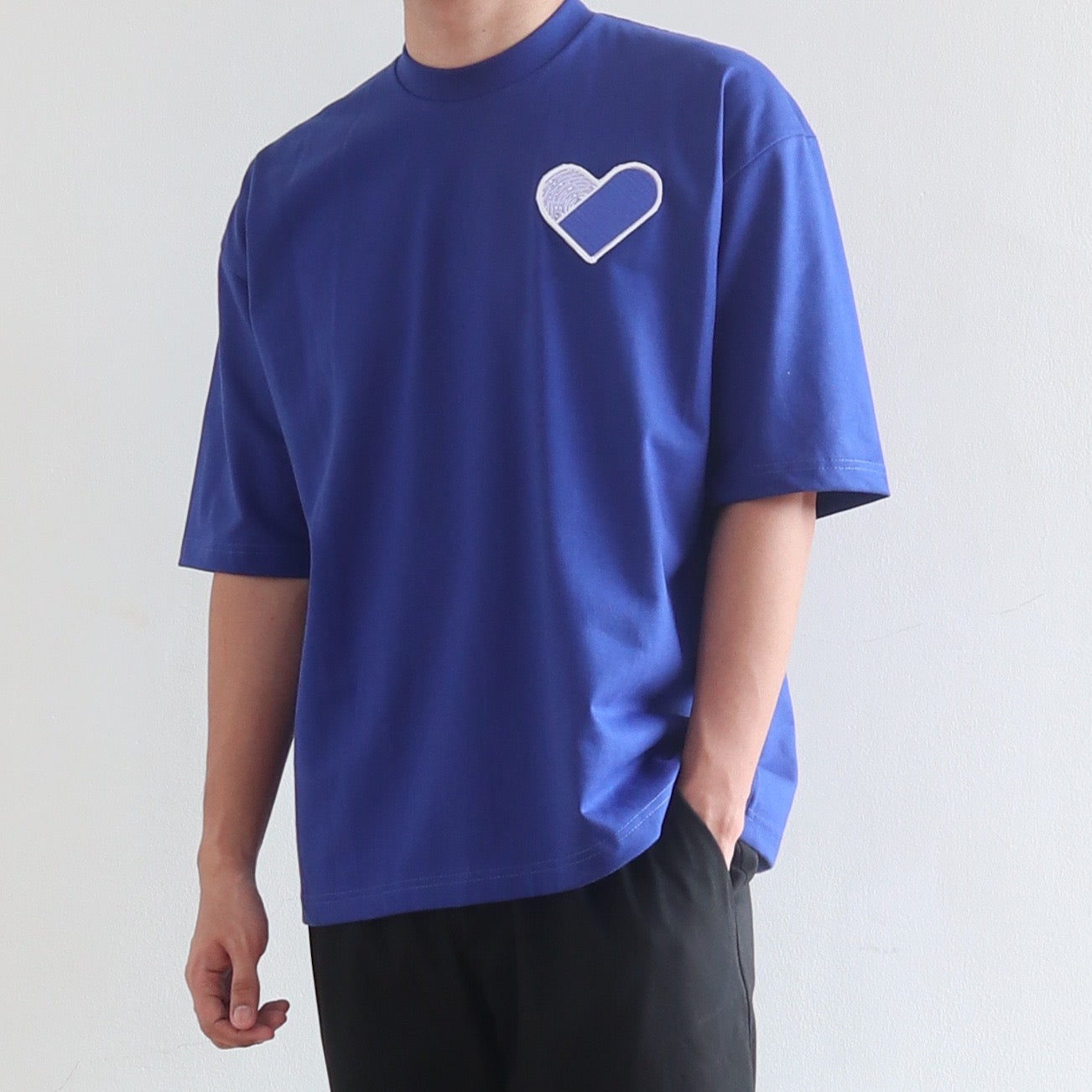 BOX FINGER HEART TEE IN BLUE