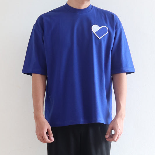 BOX FINGER HEART TEE IN BLUE