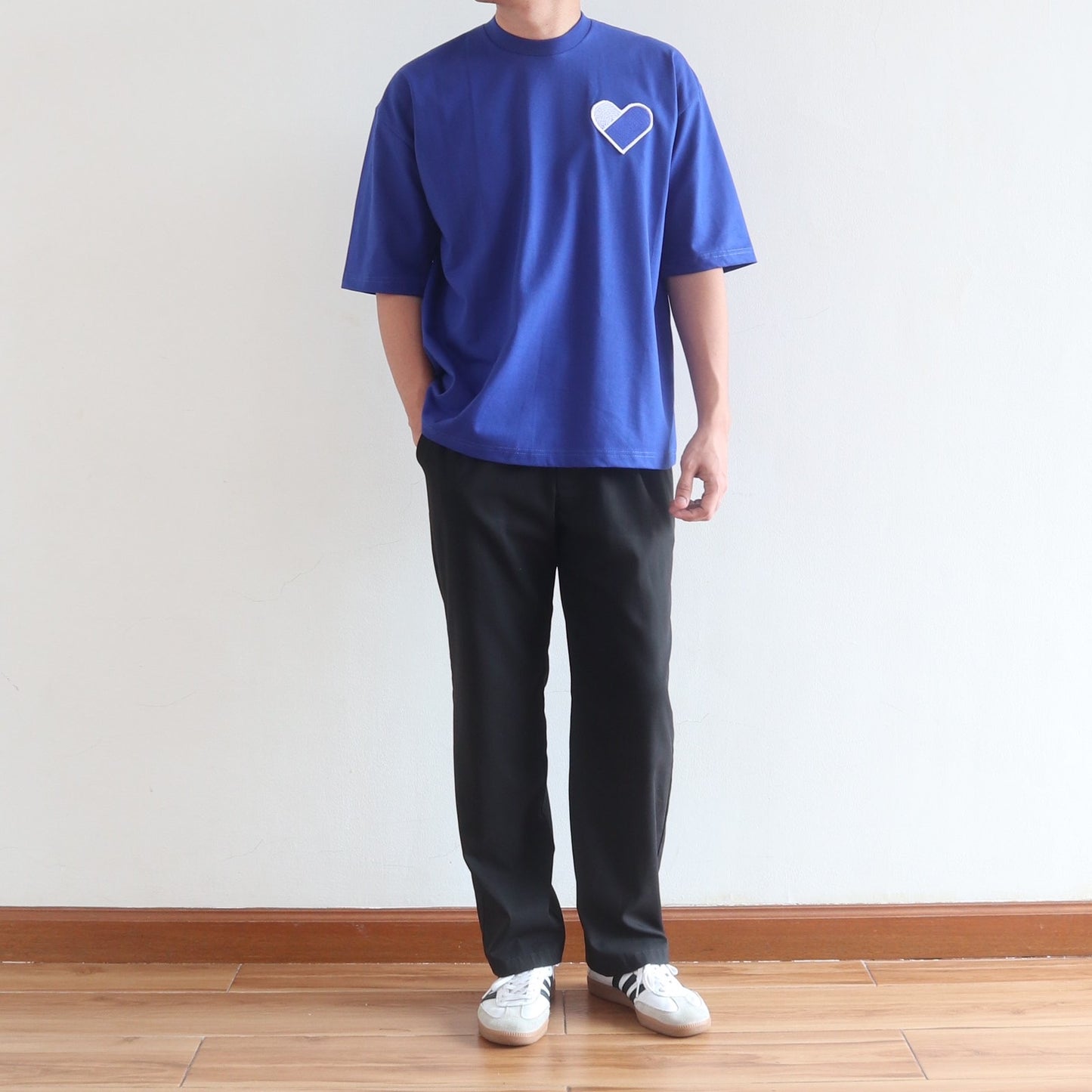 BOX FINGER HEART TEE IN BLUE