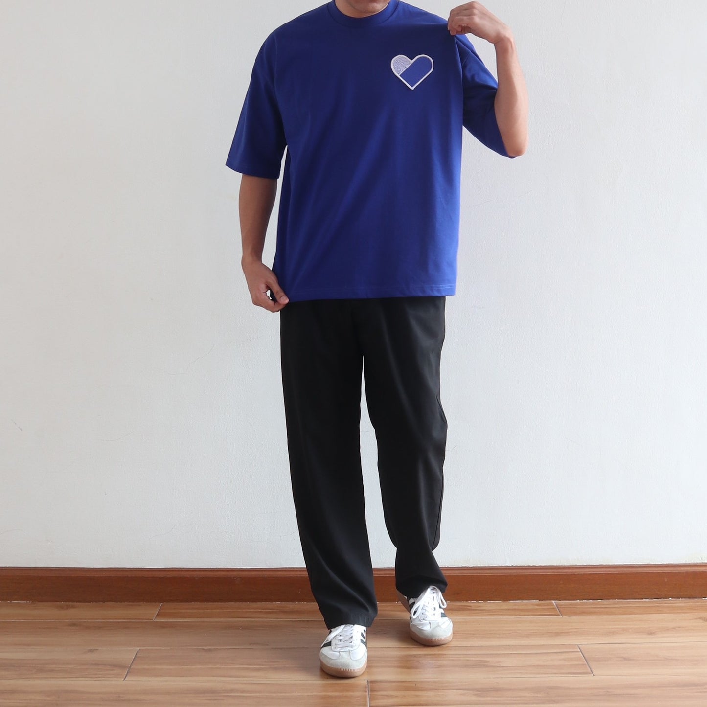 BOX FINGER HEART TEE IN BLUE
