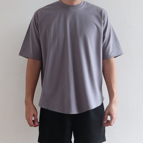 BOXY CURVE HEM TEE IN STONE GRAY