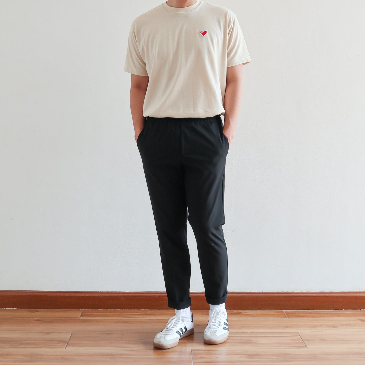 CLASSIC FINGER HEART EMBROIDERED TEE IN OFF WHITE