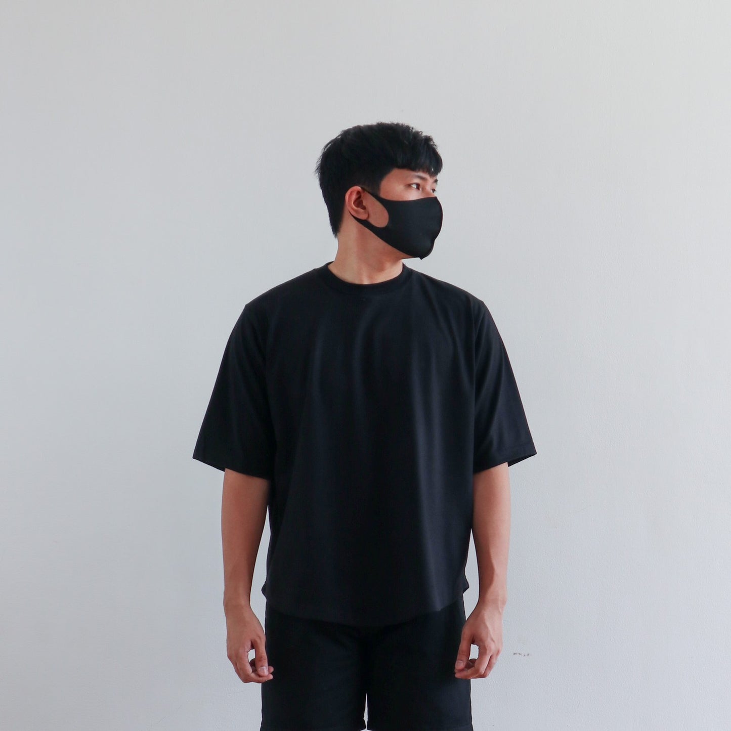 BOXY CURVE HEM TEE IN BLACK