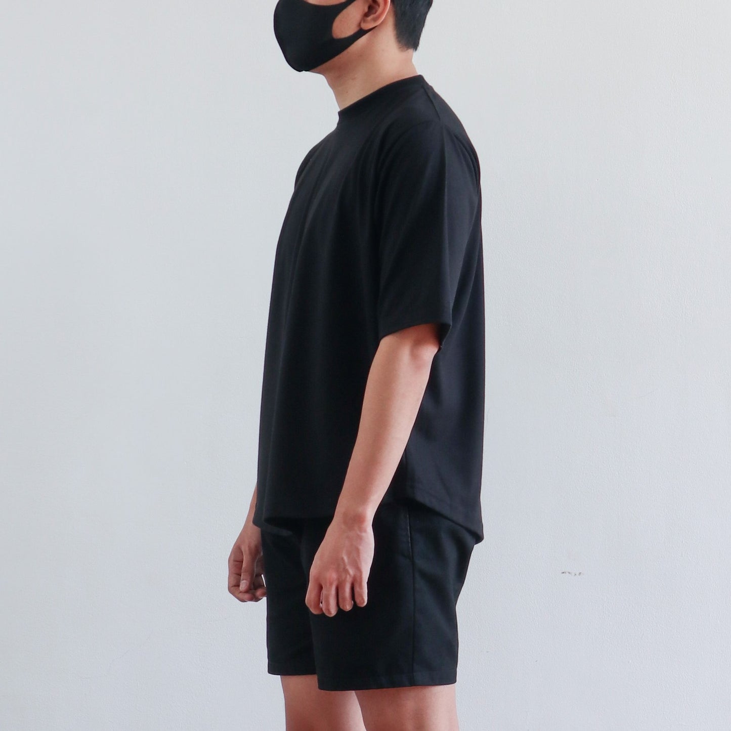 BOXY CURVE HEM TEE IN BLACK
