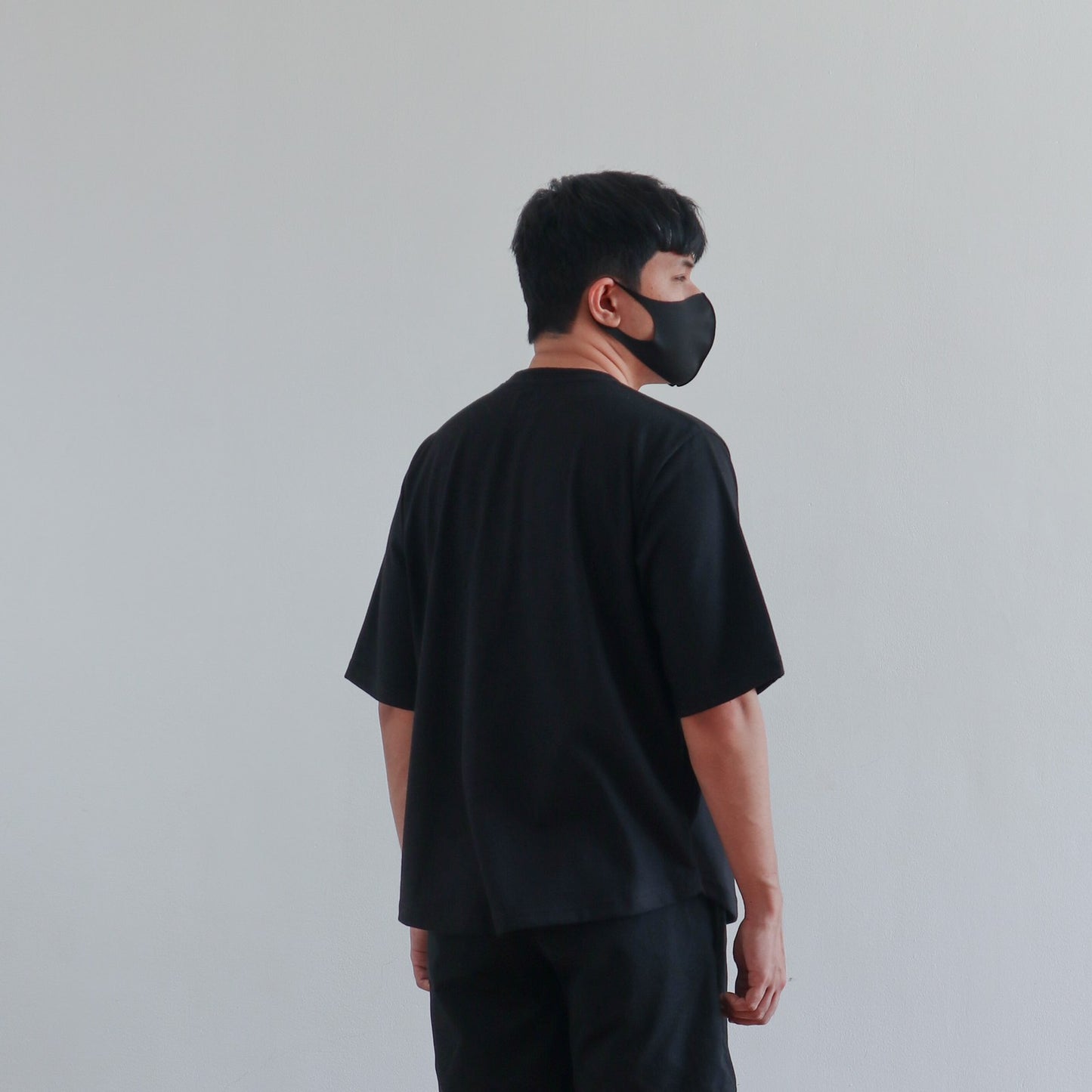 BOXY CURVE HEM TEE IN BLACK