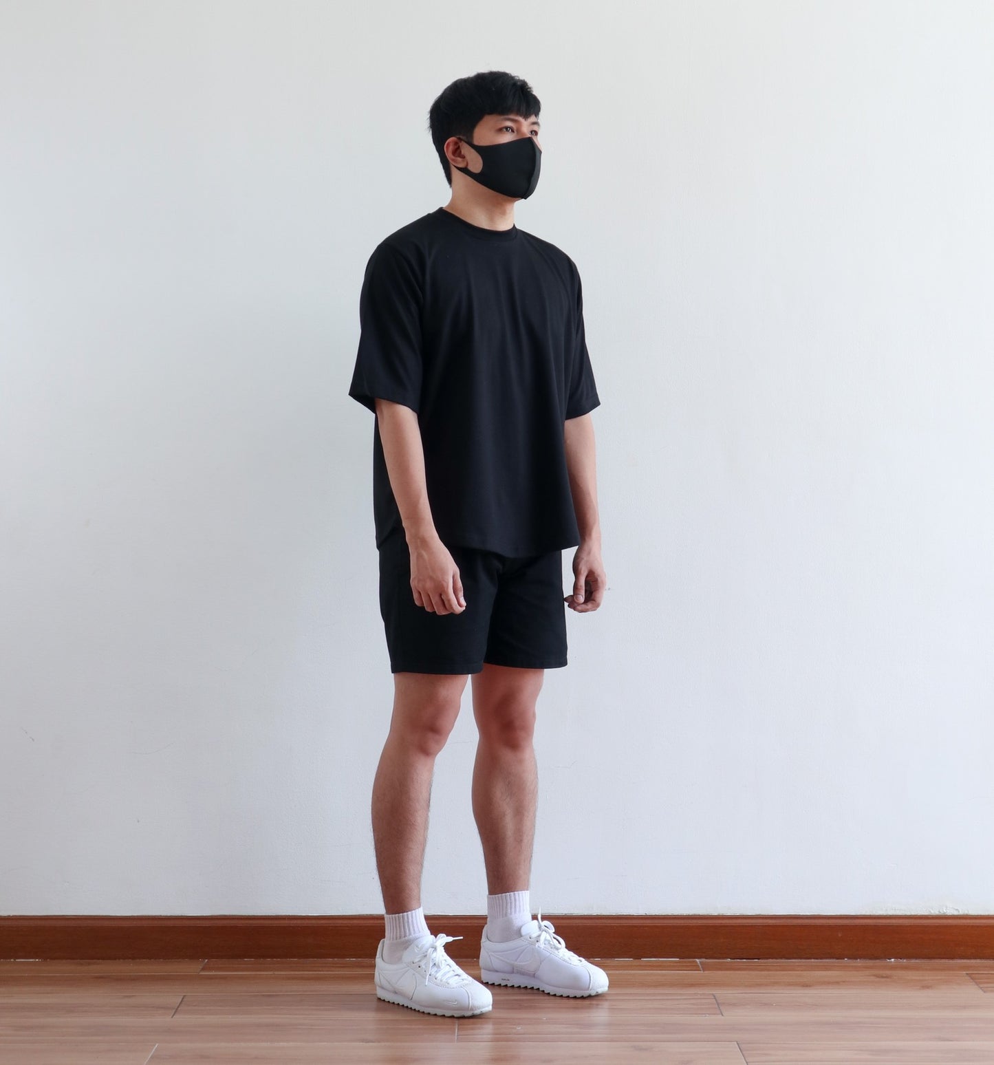 BOXY CURVE HEM TEE IN BLACK