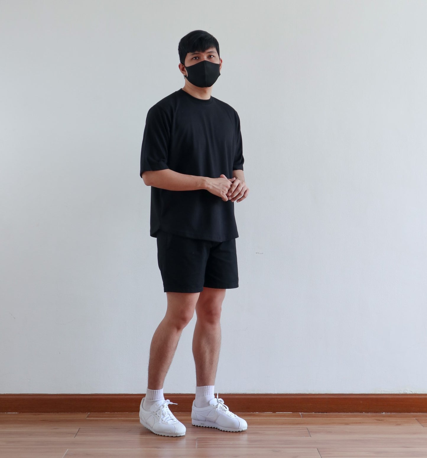 BOXY CURVE HEM TEE IN BLACK