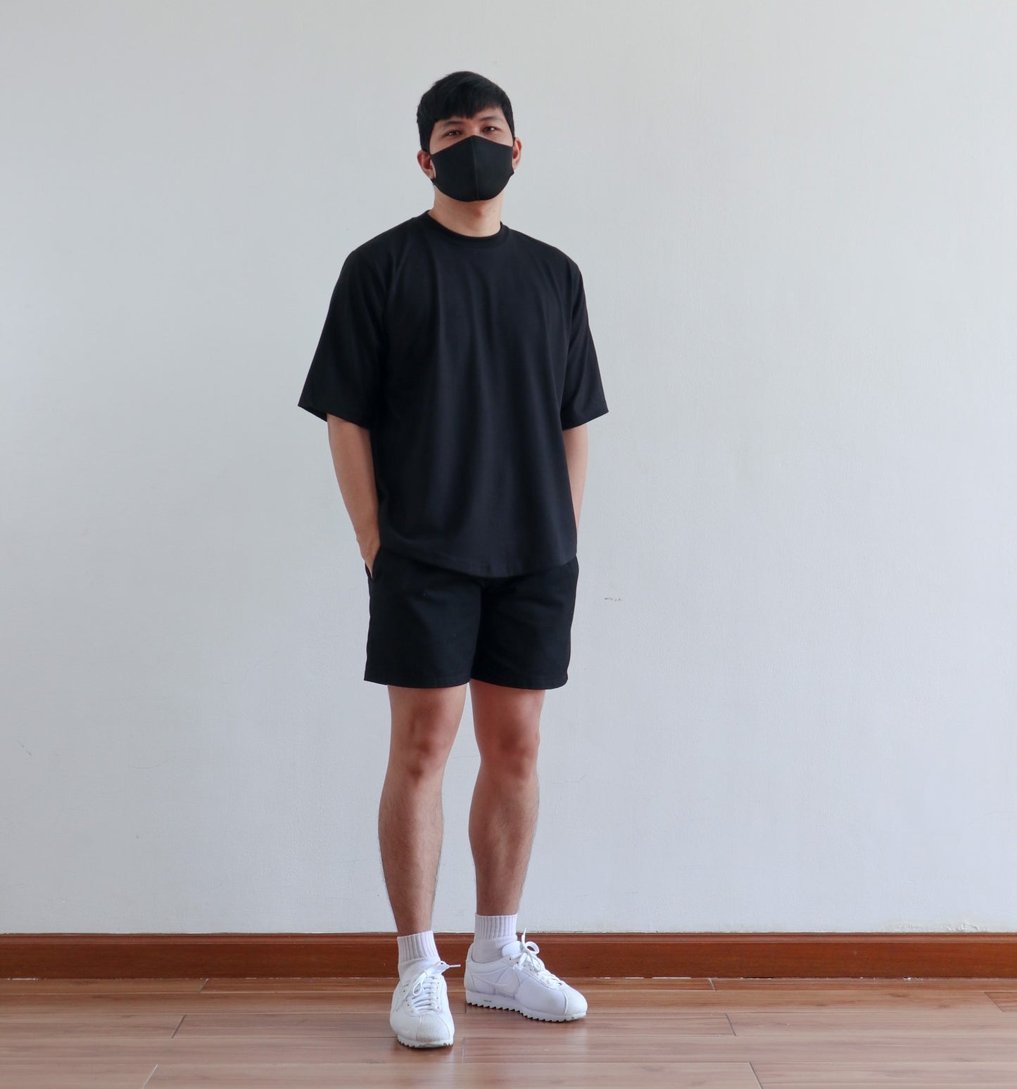 BOXY CURVE HEM TEE IN BLACK