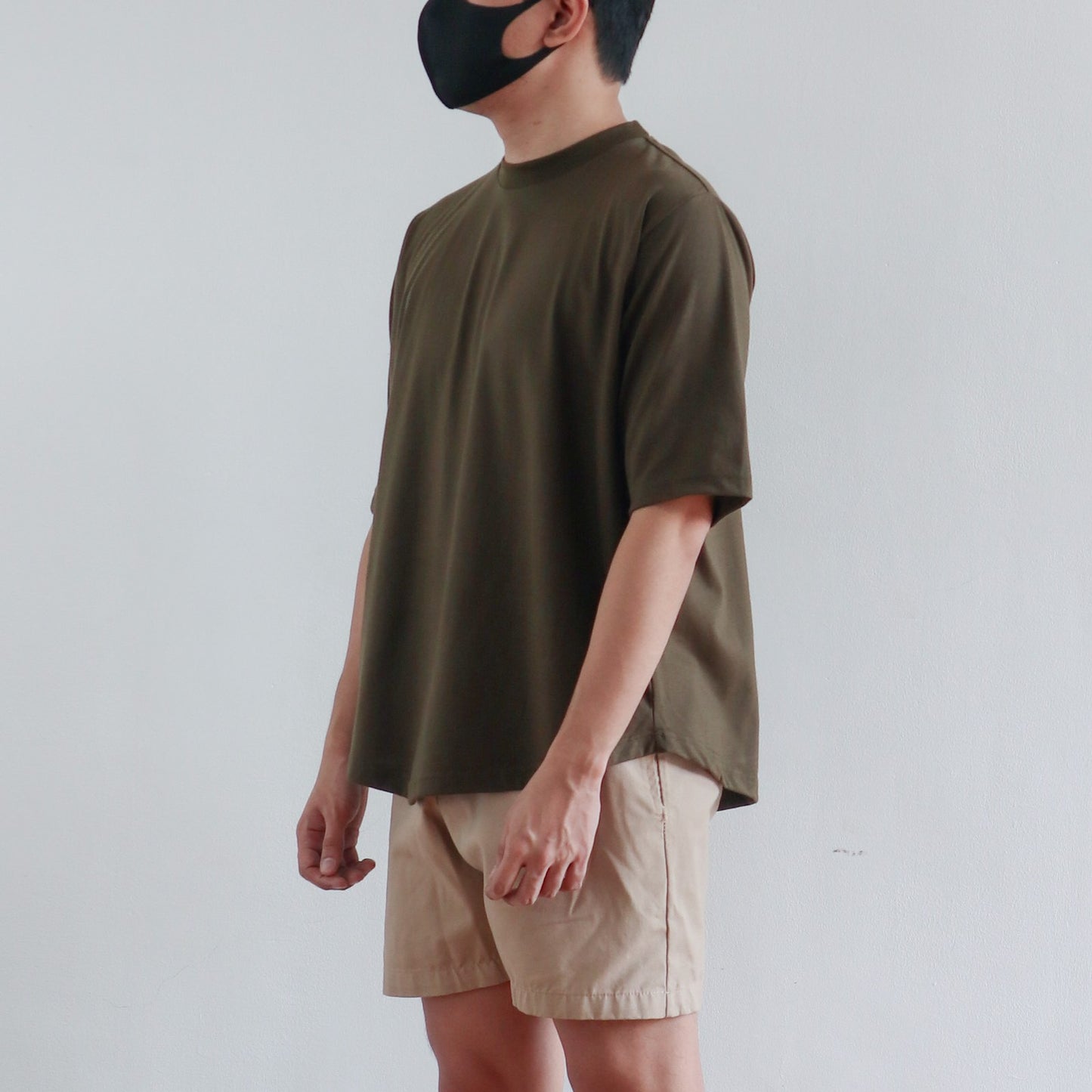 BOXY CURVE HEM TEE IN ARMY GREEN