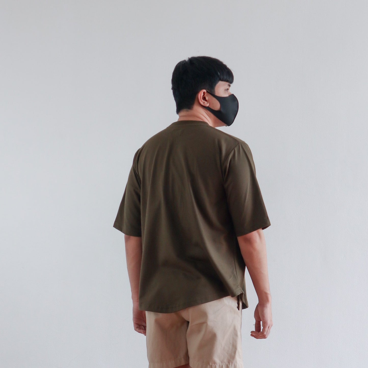 BOXY CURVE HEM TEE IN ARMY GREEN