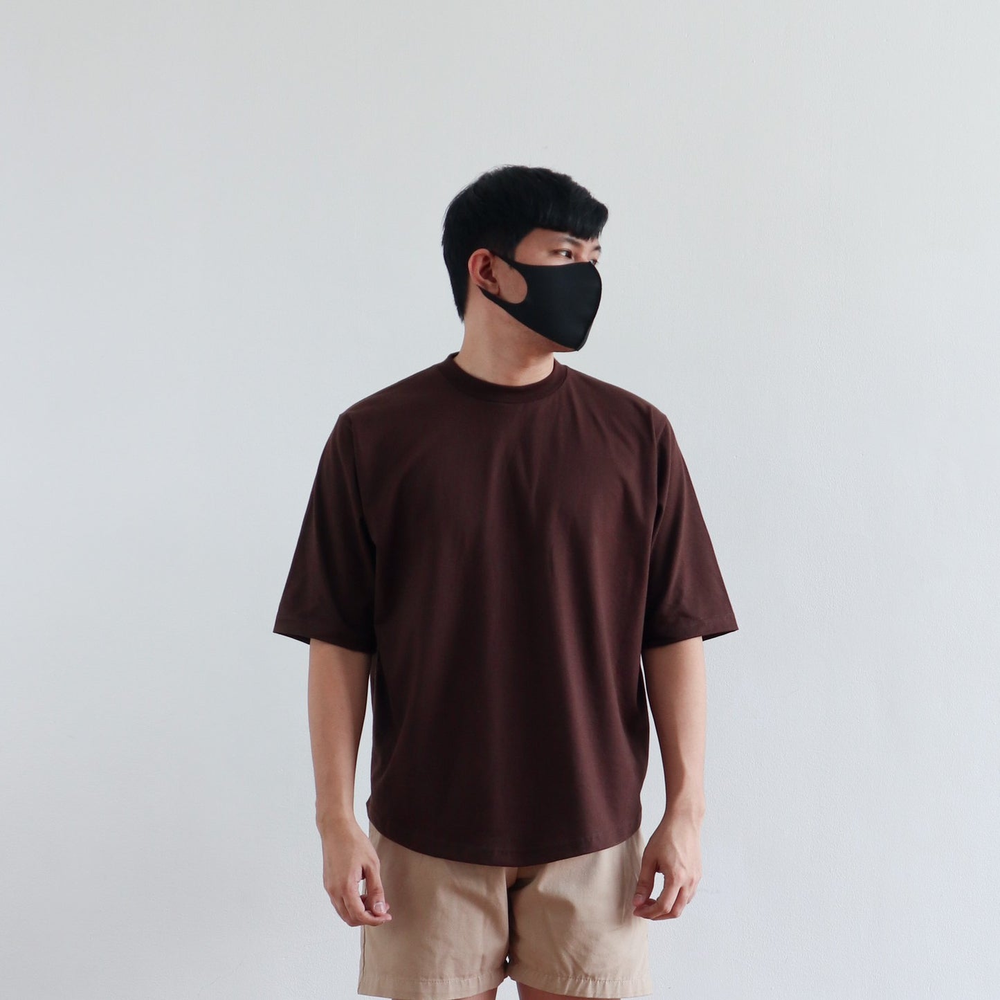 BOXY CURVE HEM TEE IN DARK BROWN