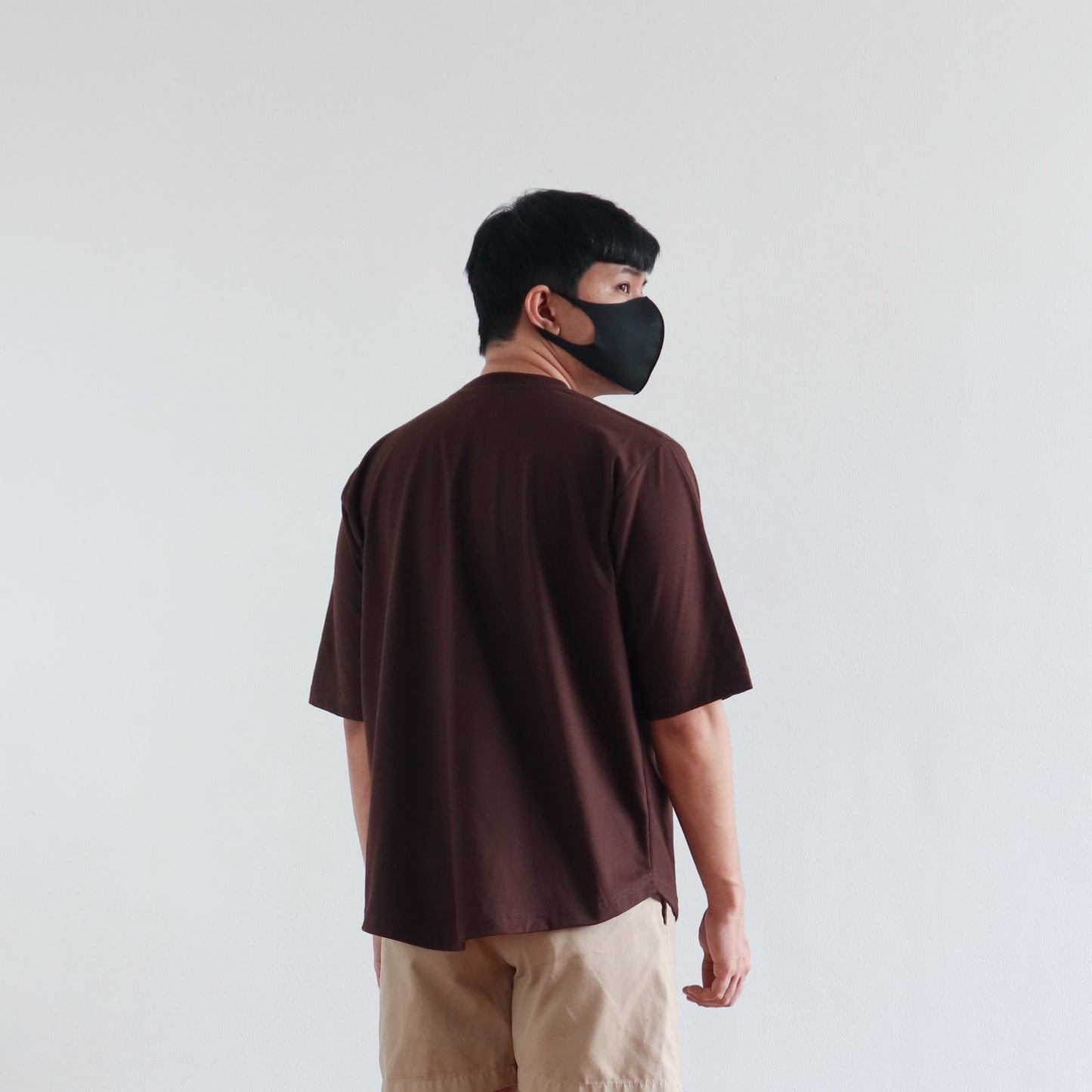 BOXY CURVE HEM TEE IN DARK BROWN