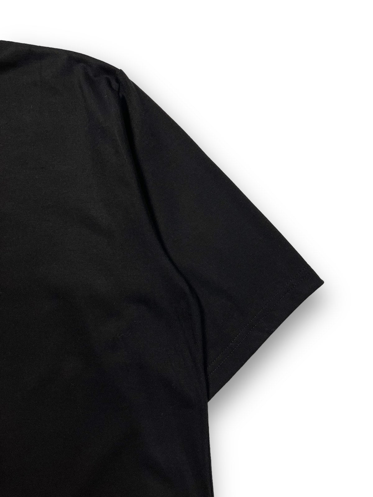 BOXY CURVE HEM TEE IN BLACK