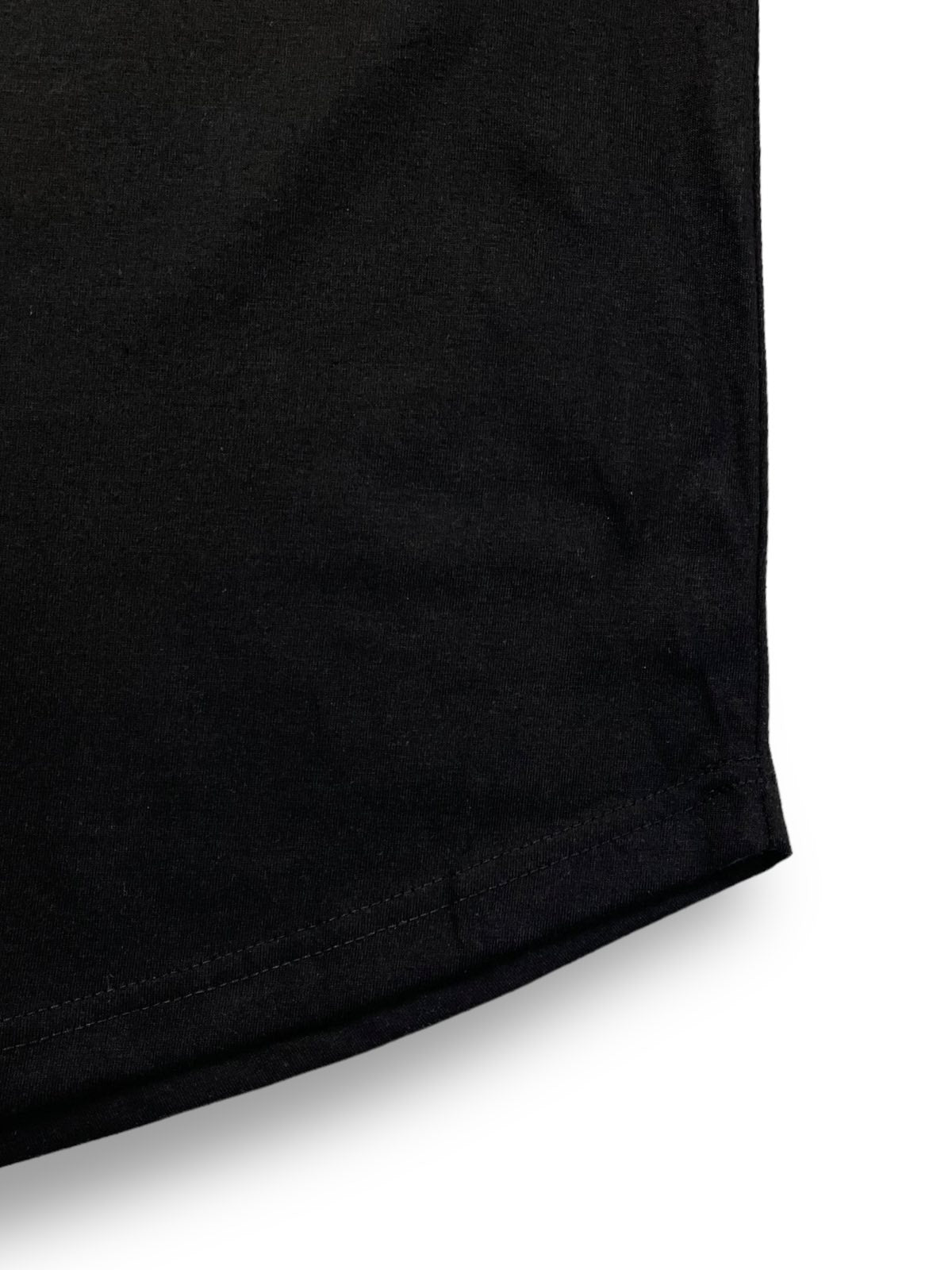 BOXY CURVE HEM TEE IN BLACK