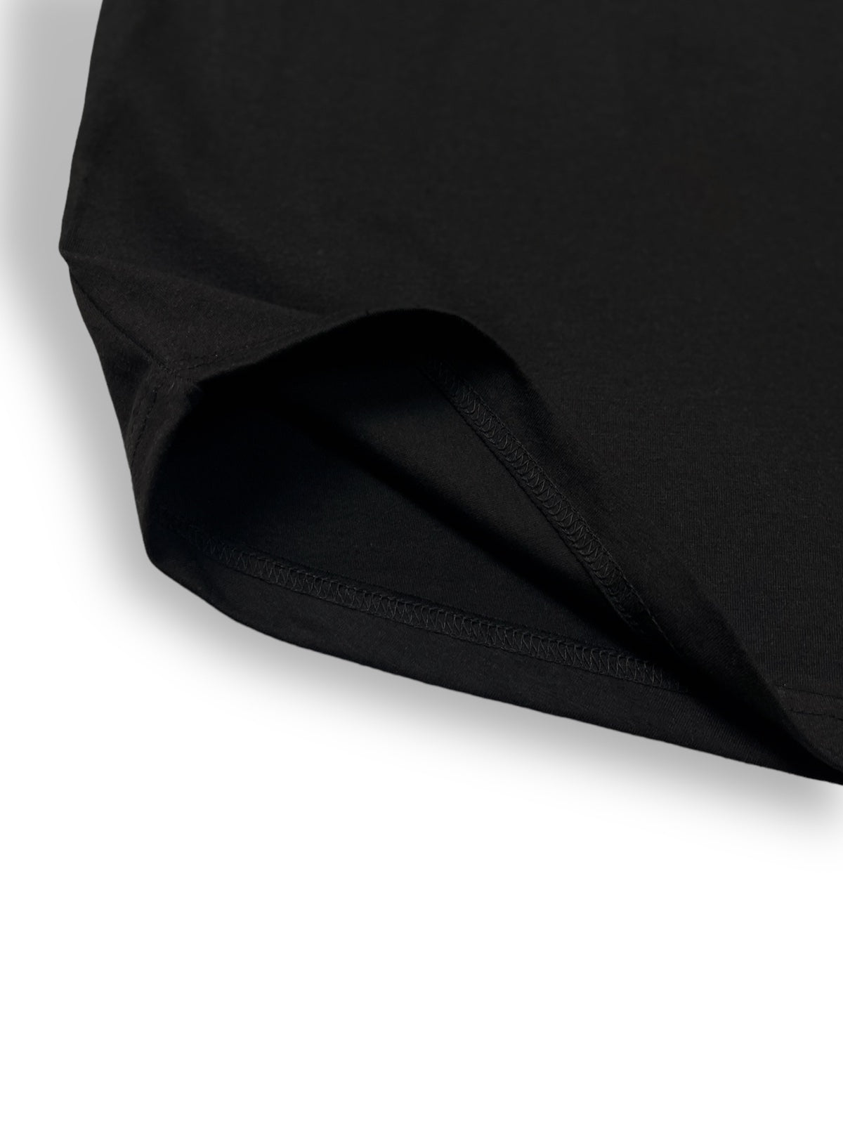 BOXY CURVE HEM TEE IN BLACK