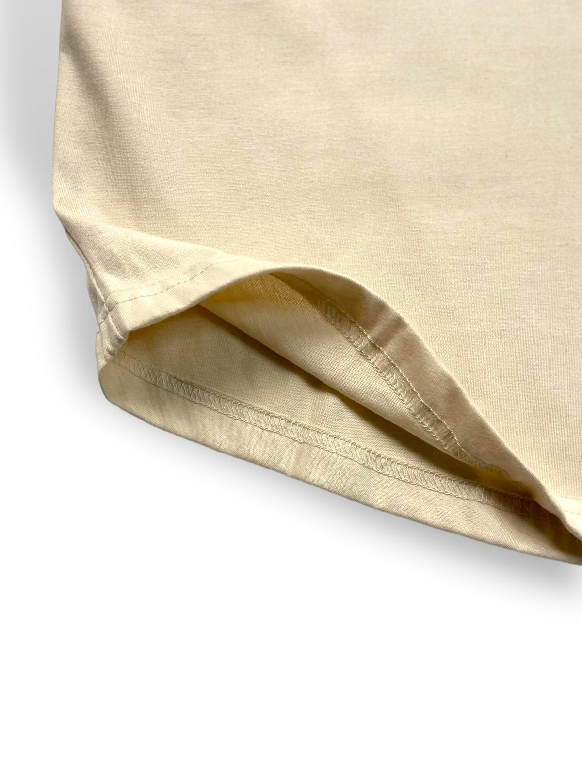 BOXY CURVE HEM TEE IN OFF WHITE