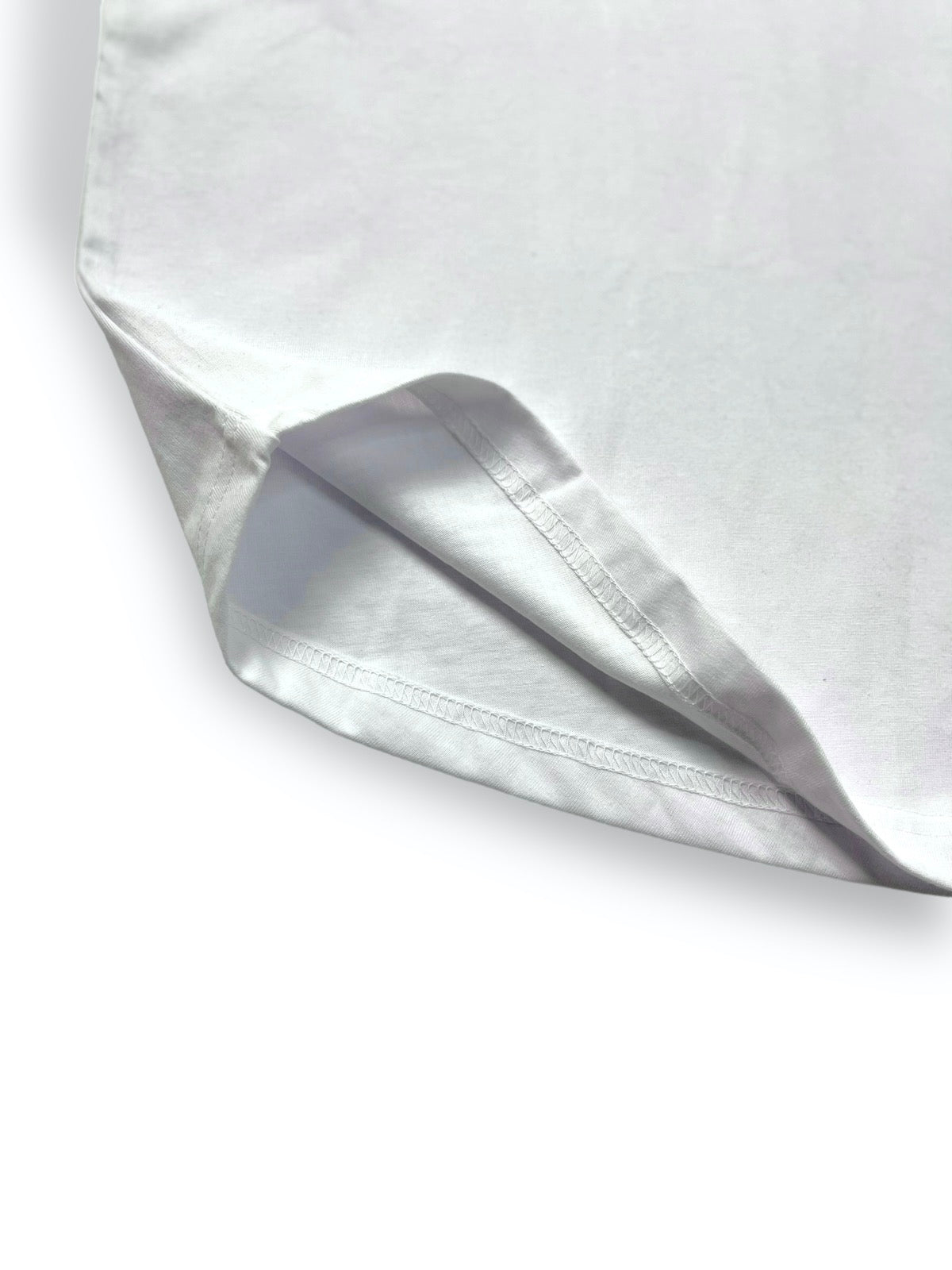 BOXY CURVE HEM TEE IN WHITE