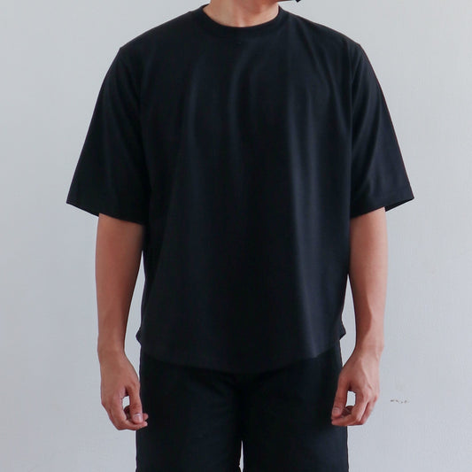 BOXY CURVE HEM TEE IN BLACK