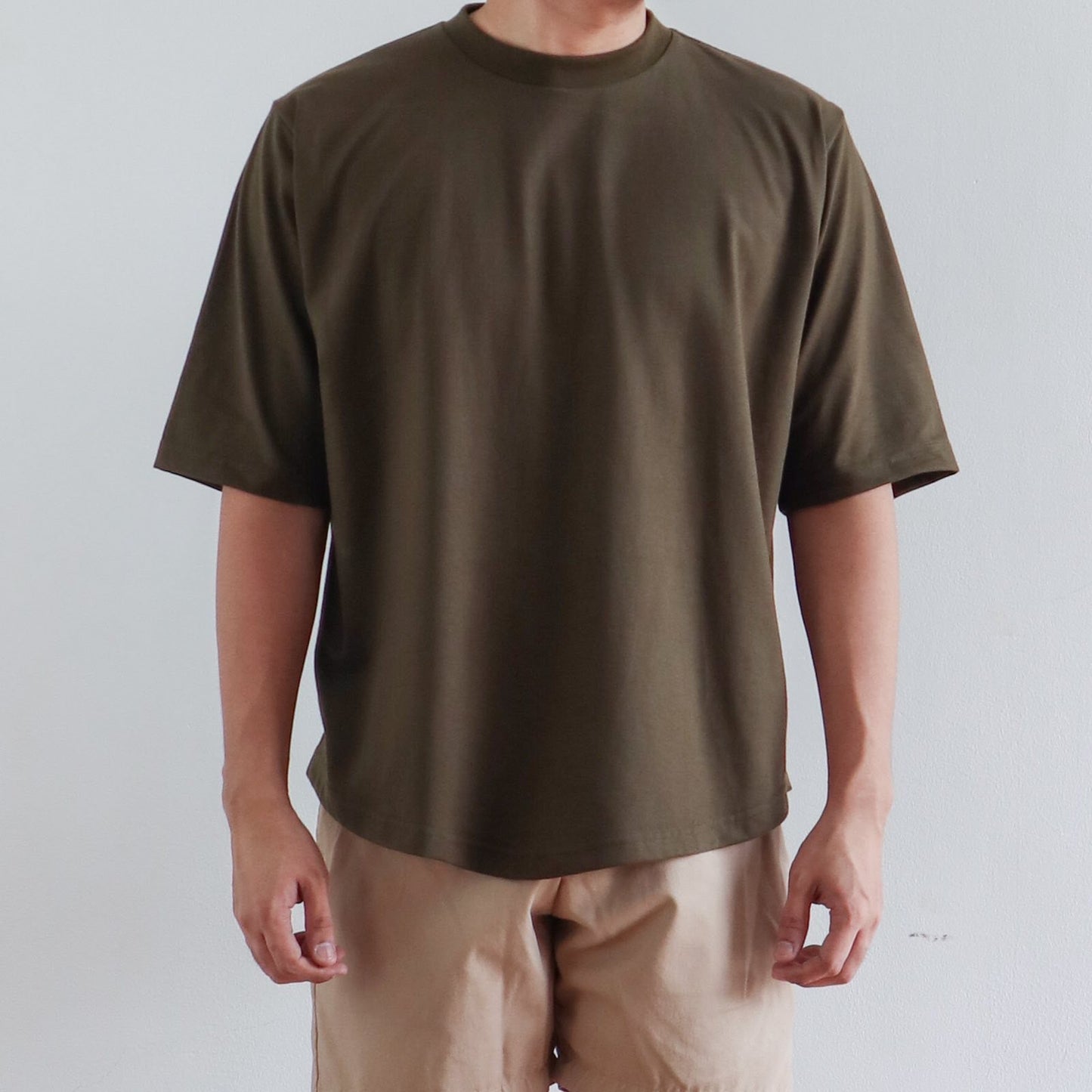 BOXY CURVE HEM TEE IN ARMY GREEN