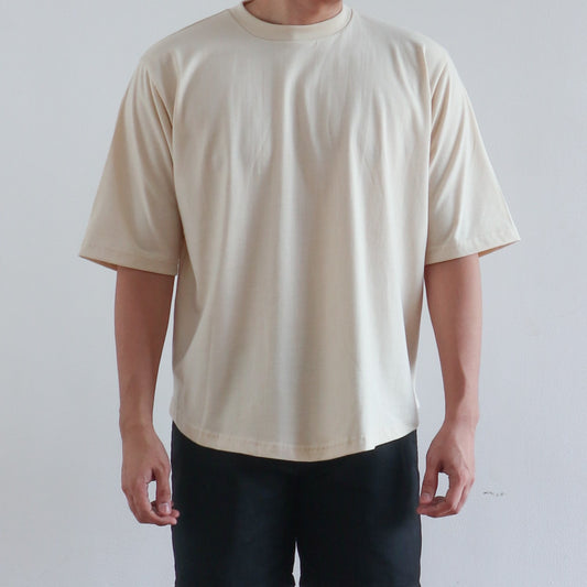 BOXY CURVE HEM TEE IN OFF WHITE