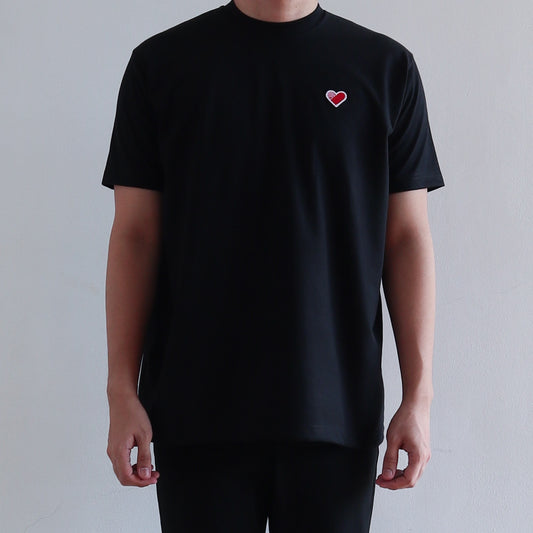CLASSIC FINGER HEART EMBROIDERED TEE IN BLACK