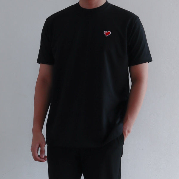 CLASSIC FINGER HEART EMBROIDERED TEE IN BLACK