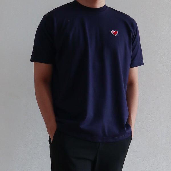 CLASSIC FINGER HEART EMBROIDERED TEE IN NAVY BLUE