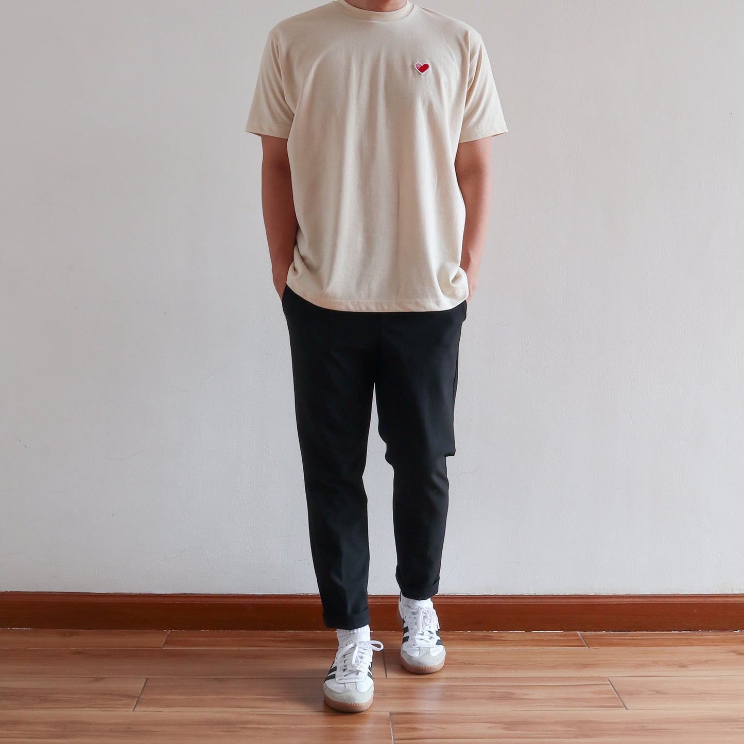 CLASSIC FINGER HEART EMBROIDERED TEE IN OFF WHITE