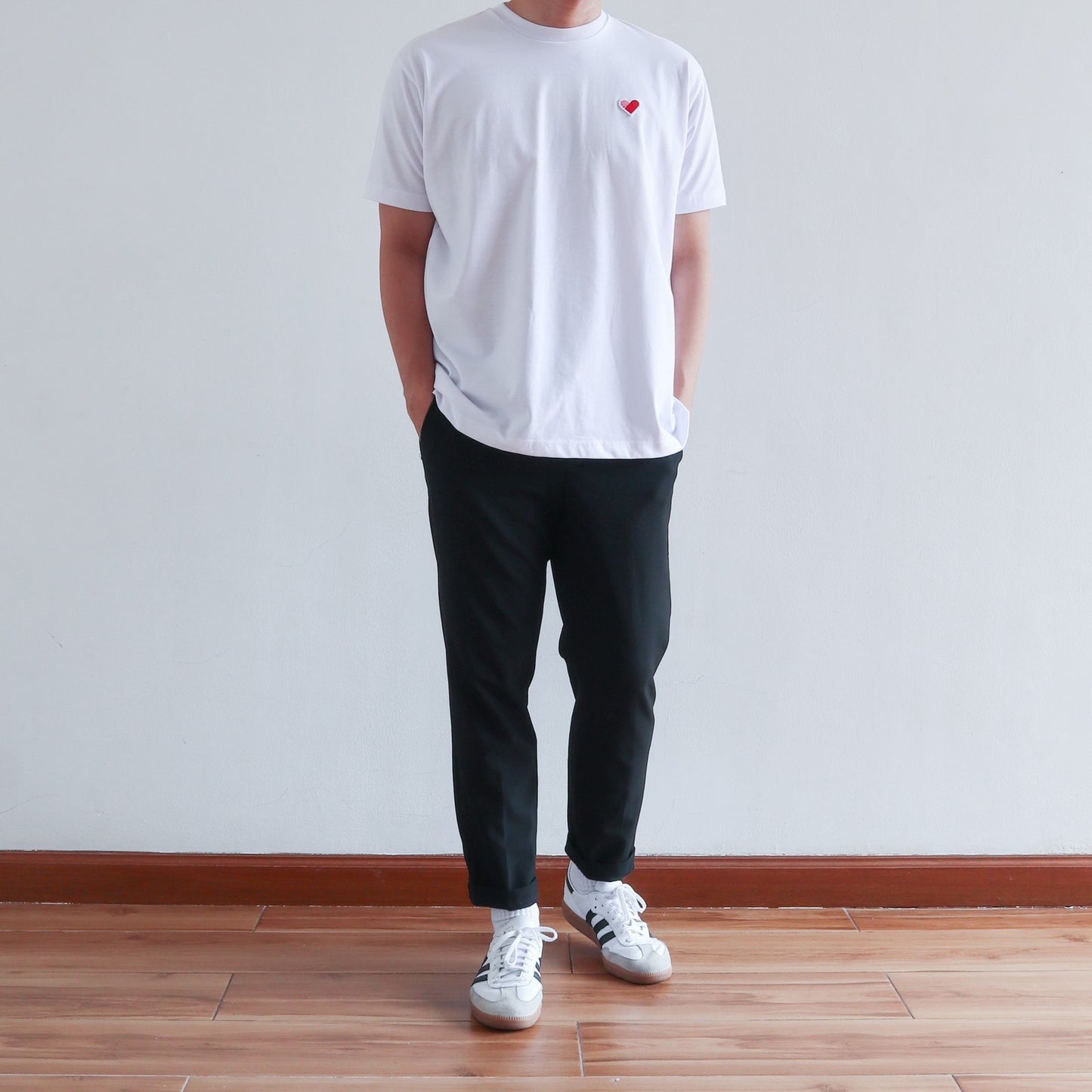 CLASSIC FINGER HEART EMBROIDERED TEE IN WHITE